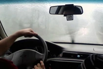 Mẹo xử lý kính ô tô bị mờ khi trời mưa ẩm, sương mù