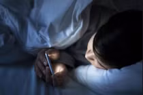 7 cách bảo vệ mắt khi sử dụng điện thoại vào ban đêm