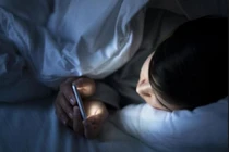 7 cách bảo vệ mắt khi sử dụng điện thoại vào ban đêm