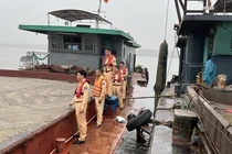 Bắt quả tang tàu hút cát trái phép trên sông Hồng