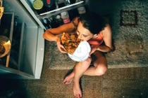 Ăn tối sai cách không chỉ hại dạ dày còn âm thầm rút ngắn tuổi thọ