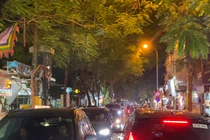 Phố Đội Cấn ùn tắc kéo dài sau khi cho phép ôtô lưu thông 2 chiều