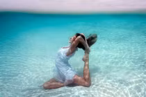 6 lợi ích tuyệt vời của yoga dưới nước đối với sức khỏe và vóc dáng