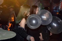 Thiếu nữ 15 tuổi bị tổn thương thần kinh tủy sống do hít bóng cười