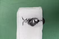 Ngồi xem bạn câu cá, bé trai 13 tuổi bị lưỡi câu móc vào mắt