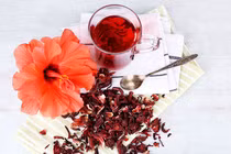 Mách bạn 8 tuyệt chiêu chăm sóc tóc từ hoa dâm bụt 