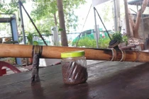  Say thuốc lào, người đàn ông ngã quỵ xuống đất, gãy xương đòn vai