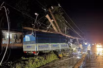 Hơn 8.600 hộ dân mất điện do xe tải tông gãy 2 trụ điện trung thế