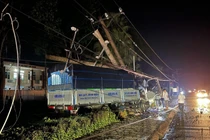 Hơn 8.600 hộ dân mất điện do xe tải tông gãy 2 trụ điện trung thế