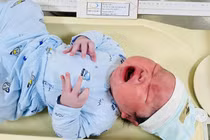 Bé trai chào đời nặng 5,6kg tại Quảng Ninh