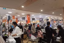 Siêu thị nhộn nhịp khách mua sắm trong những ngày đầu năm