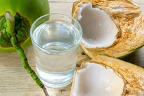 Tại sao nên rửa mặt bằng nước dừa vào mùa hè?