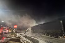 Container chở vật tư thú y bất ngờ bốc cháy dữ dội trên quốc lộ 1A