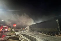 Container chở vật tư thú y bất ngờ bốc cháy dữ dội trên quốc lộ 1A