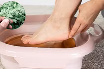 5 điều bất ngờ xảy ra nếu kiên trì ngâm chân bằng lá ngải cứu