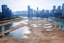 Thiếu điện trầm trọng, các nước xử lý ra sao?