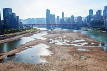 Thiếu điện trầm trọng, các nước xử lý ra sao?