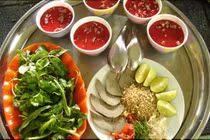 Sán chi chít trong não người đàn ông vì thói quen ăn tiết canh