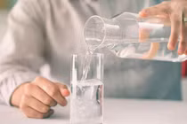 Có nên uống nước đun sôi để nguội qua đêm?