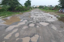 Con đường có nhiều… “hố bom”!