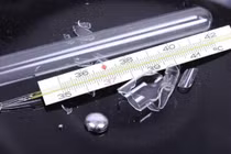 Bé trai 3 tuổi ngộ độc thủy ngân vì cắn vỡ nhiệt kế