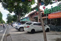 Dừng đỗ ô tô trên vỉa hè: Cần phạt nặng!