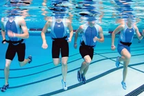 5 bài tập dưới nước giúp đốt cháy calo, giảm cân hiệu quả