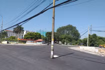 Nguy hiểm cây cột điện "mọc" giữa đường