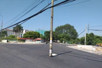 Nguy hiểm cây cột điện "mọc" giữa đường