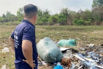 Đổ rác bừa bãi, người đàn ông 26 tuổi bị phạt 1,5 triệu đồng