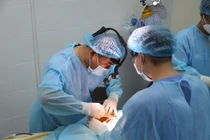 Tiêm "filler lưu động" cô gái 26 tuổi bị nhiễm trùng, áp xe ngực