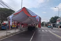 Rạp cưới tràn ra đường: Biết rồi, khổ lắm, nói mãi!