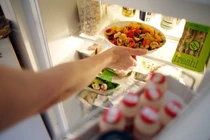 4 tác hại không nên để thức ăn nóng trực tiếp vào tủ lạnh