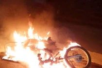 Thanh niên 19 tuổi trộm xe máy rồi châm lửa đốt 