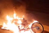 Thanh niên 19 tuổi trộm xe máy rồi châm lửa đốt 