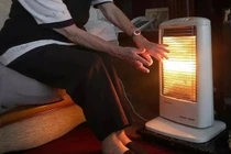 Mùa đông, bí quyết sử dụng đèn sưởi an toàn và tiết kiệm điện