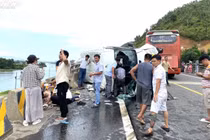 Xe khách tông ô tô 16 chỗ chở đoàn rước dâu ở Đà Nẵng