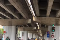 Hà Nội: “Bầu trời đầy rác” ở cầu vòm sắt vượt hồ Linh Đàm