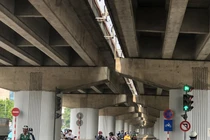 Hà Nội: “Bầu trời đầy rác” ở cầu vòm sắt vượt hồ Linh Đàm