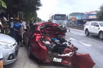 Dừng đèn đỏ, xe con bị đâm biến dạng