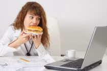  7 thói quen xấu gây béo bụng, tăng cân chị em văn phòng thường mắc phải