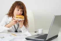 7 thói quen xấu gây béo bụng, tăng cân chị em văn phòng thường mắc phải