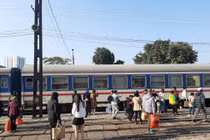 Ga tàu tấp nập, bến xe vắng vẻ ngày mùng 3 Tết