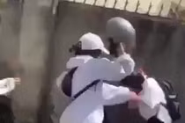 Nữ sinh cấp 2 bị đánh tới tấp vì làm hỏng nón bảo hiểm