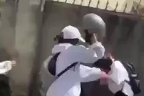 Nữ sinh cấp 2 bị đánh tới tấp vì làm hỏng nón bảo hiểm