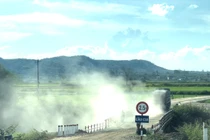 Đắk Lắk: Cầu tải trọng 2,5 tấn “cõng” xe chở cát nặng hàng chục tấn!