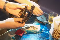 Đắk Lắk: Khởi tố đối tượng mang theo súng vào quán bar