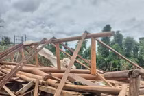 Đắk Lắk: Nhà sàn gỗ đang dựng bất ngờ đổ sập, chủ thầu tử vong