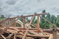 Đắk Lắk: Nhà sàn gỗ đang dựng bất ngờ đổ sập, chủ thầu tử vong