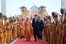 Đại lễ Vesak thu hút người dân chiêm bái xá lợi Đức Phật